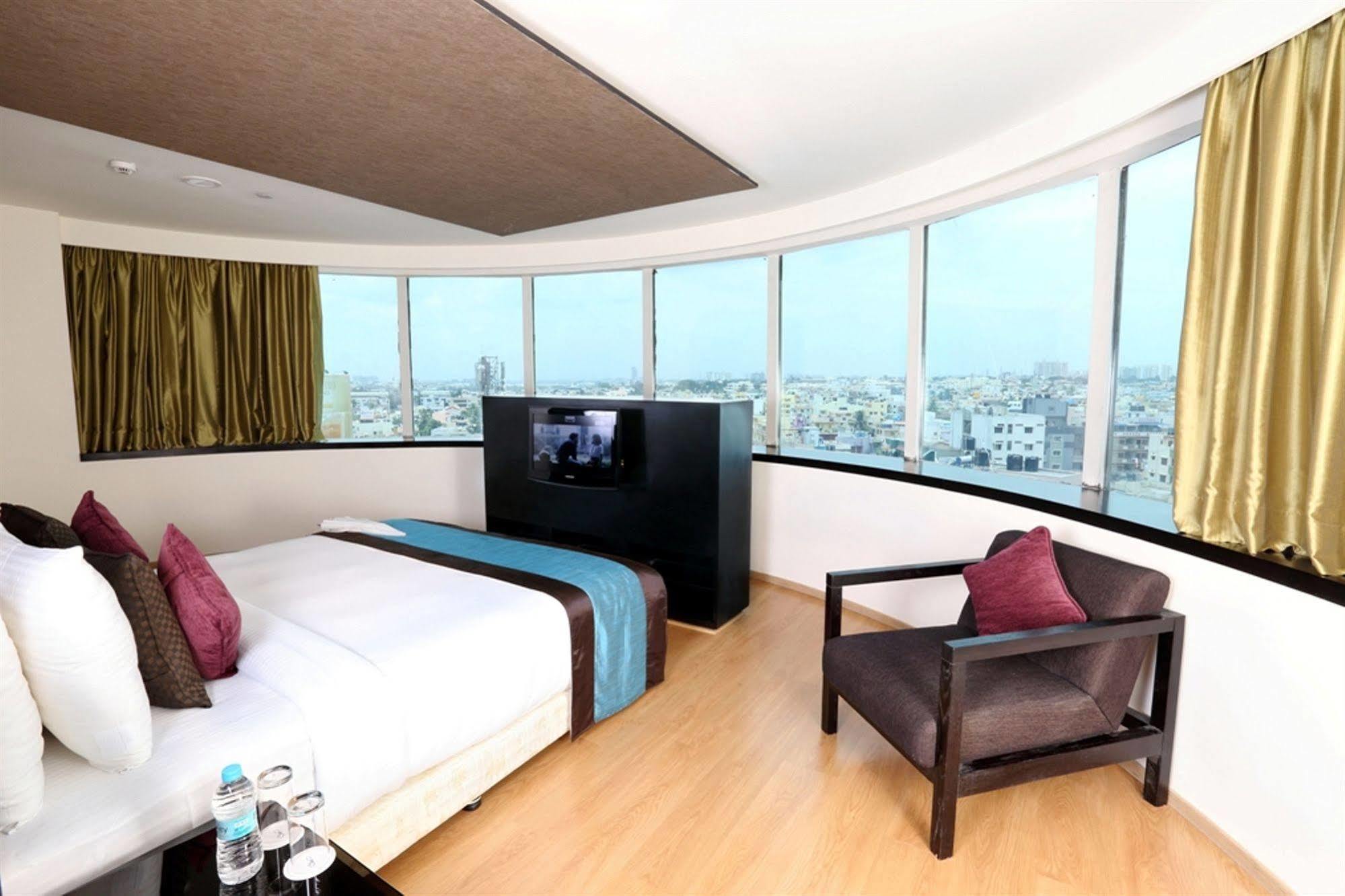 Davanam Sarovar Portico Suites Bangalore Esterno foto